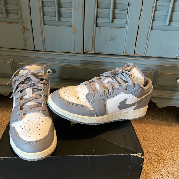 Authentic Air Jordan’s low lace Nike 6.5Y fits 7.5/8 wolf gray shoes $189.00 - Picture 9 of 10